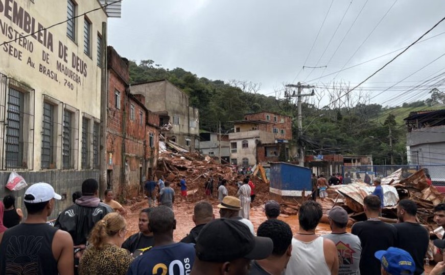 وفاة 23 شخصا وفقدان 47 جراء أمطار غزيرة في البرازيل