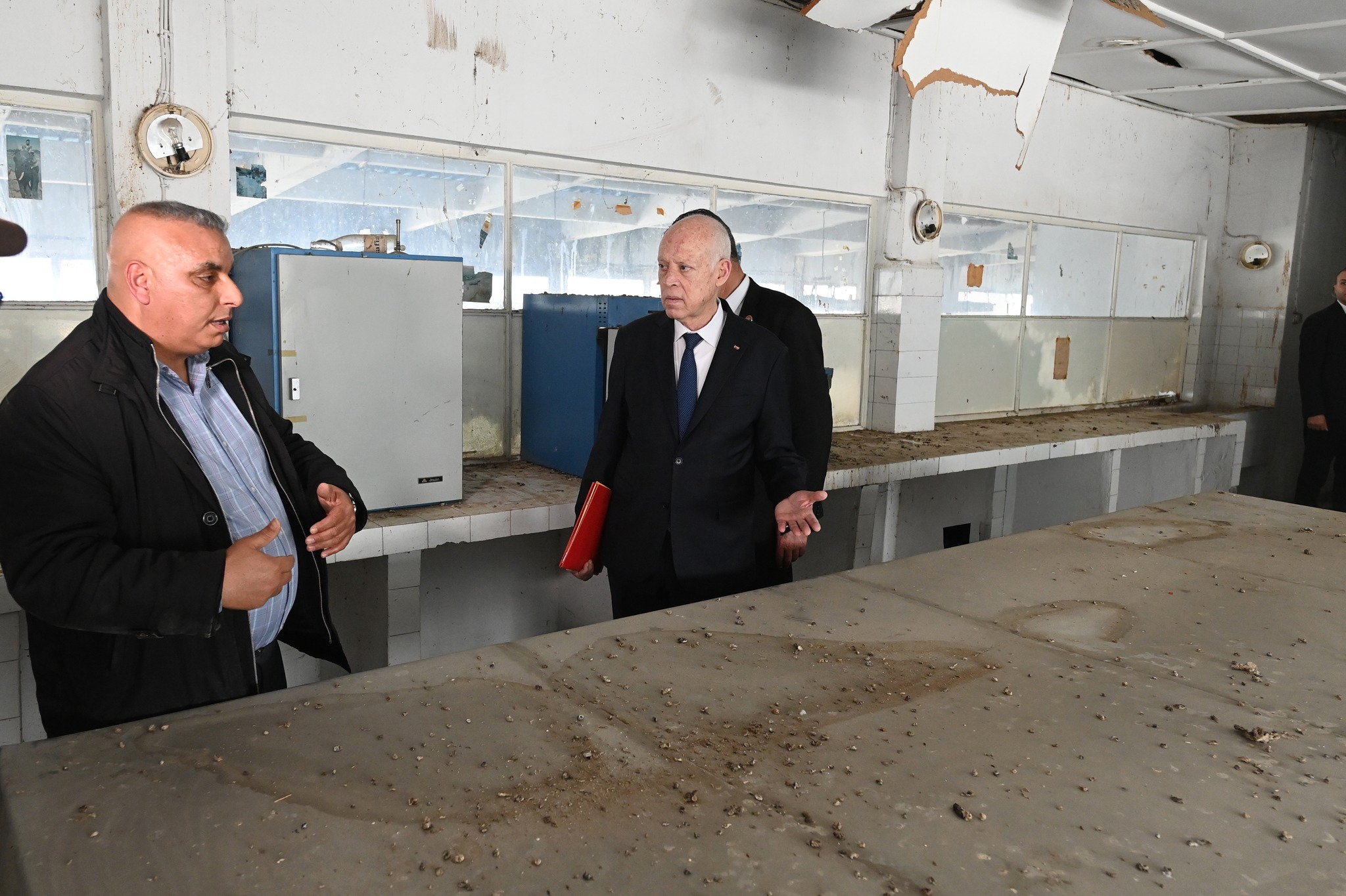 رئيس الجمهورية قيس سعيّد يؤدي زيارة الى شركة اللّحوم بالورديّة وسوق باب الفلّة بالعاصمة