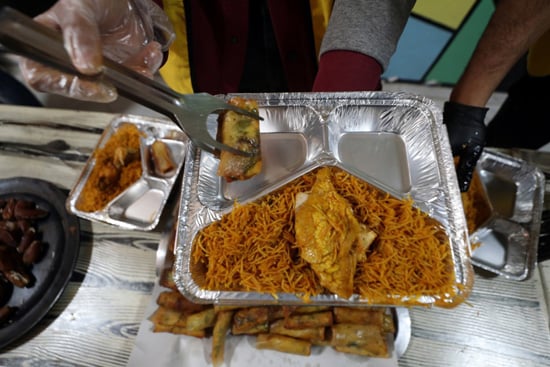 الهلال الأحمر بمدنين: توزيع مواد غذائية ووجبات إفطار على العائلات المُعوزة وعابري السبيل