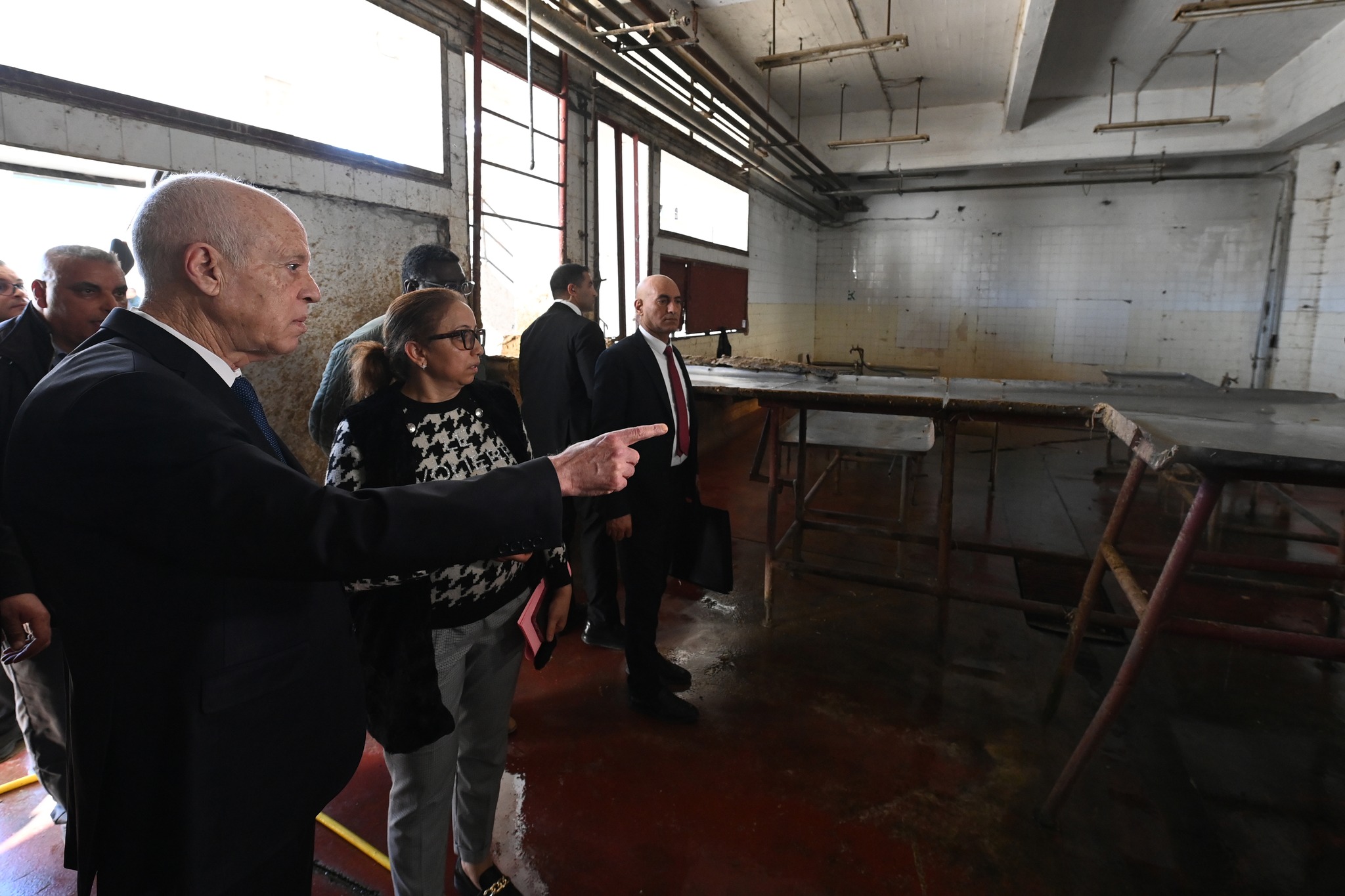 رئيس الجمهورية يؤكد خلال زيارة لشركة اللحوم أن الدّولة ستواصل مسارها الاجتماعي حتّى تتحقّق مطالب كلّ التّونسيين والتّونسيات في كلّ المجالات