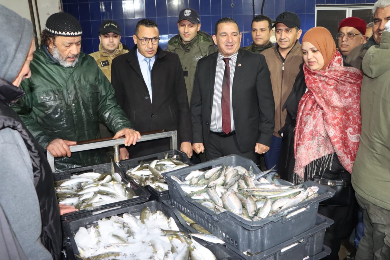 والي المنستير يؤدي زيارة ميدانية إلى سوق الجملة لمنتجات الصيد البحري بطبلبة.