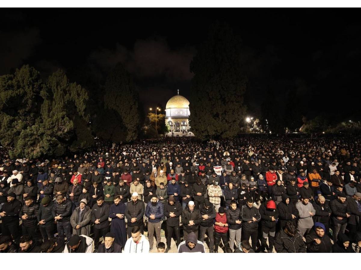 عشرات الآلاف يؤدون صلاتي العشاء والتراويح في المسجد الأقصى المبارك