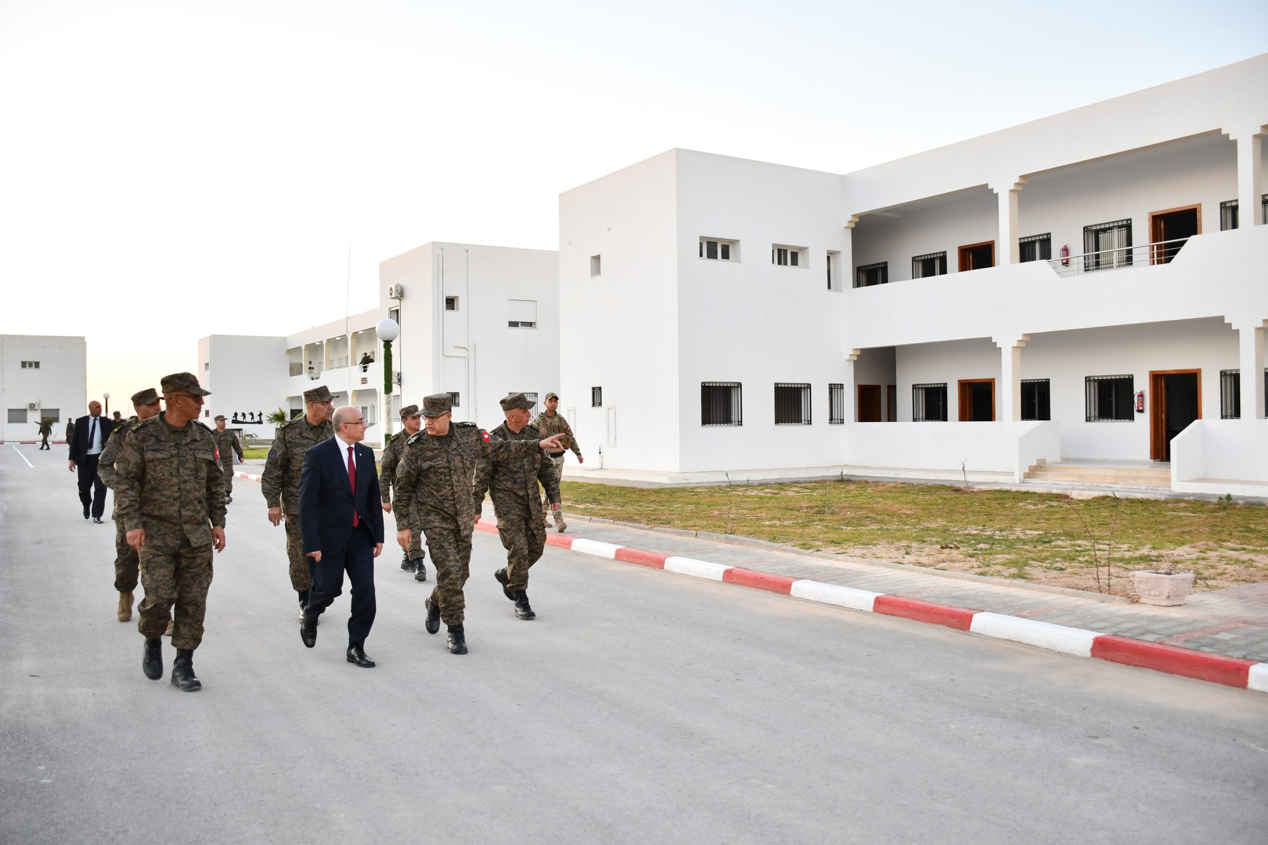 وزير الدفاع الوطني يؤدي زيارة إلى القاعدة العسكرية بكندار