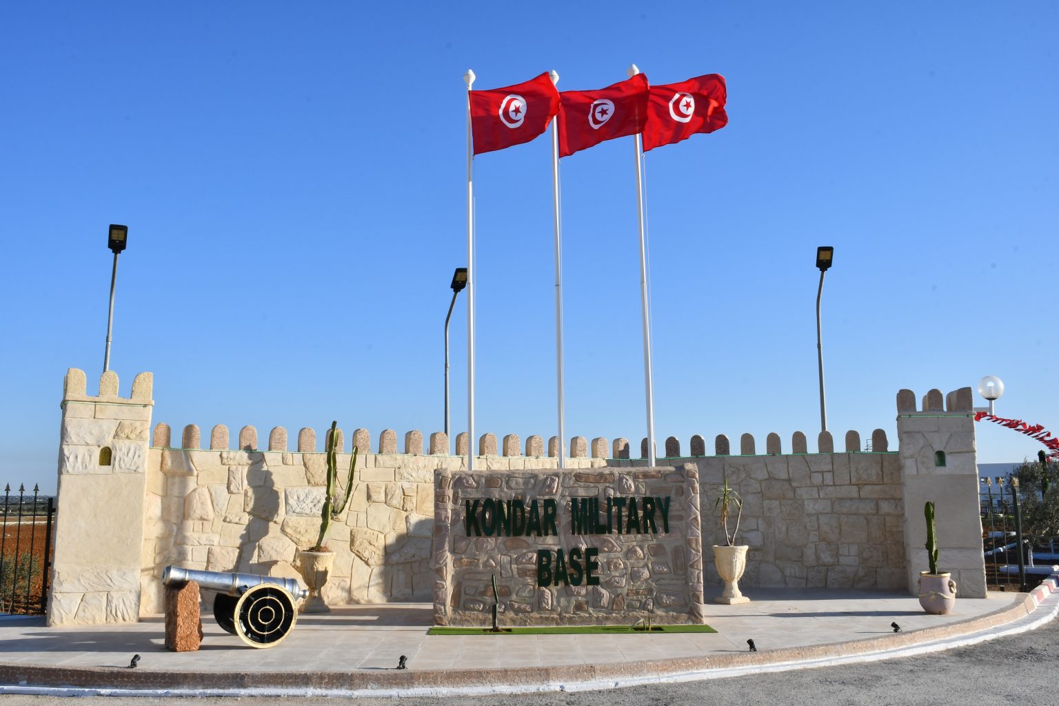 وزير الدفاع يشارك العسكريين العاملين بالقاعدة العسكرية بكندار وجبة الإفطار.