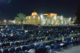 35 ألف مصل يؤدون صلاتي العشاء والتراويح في المسجد الأقصى