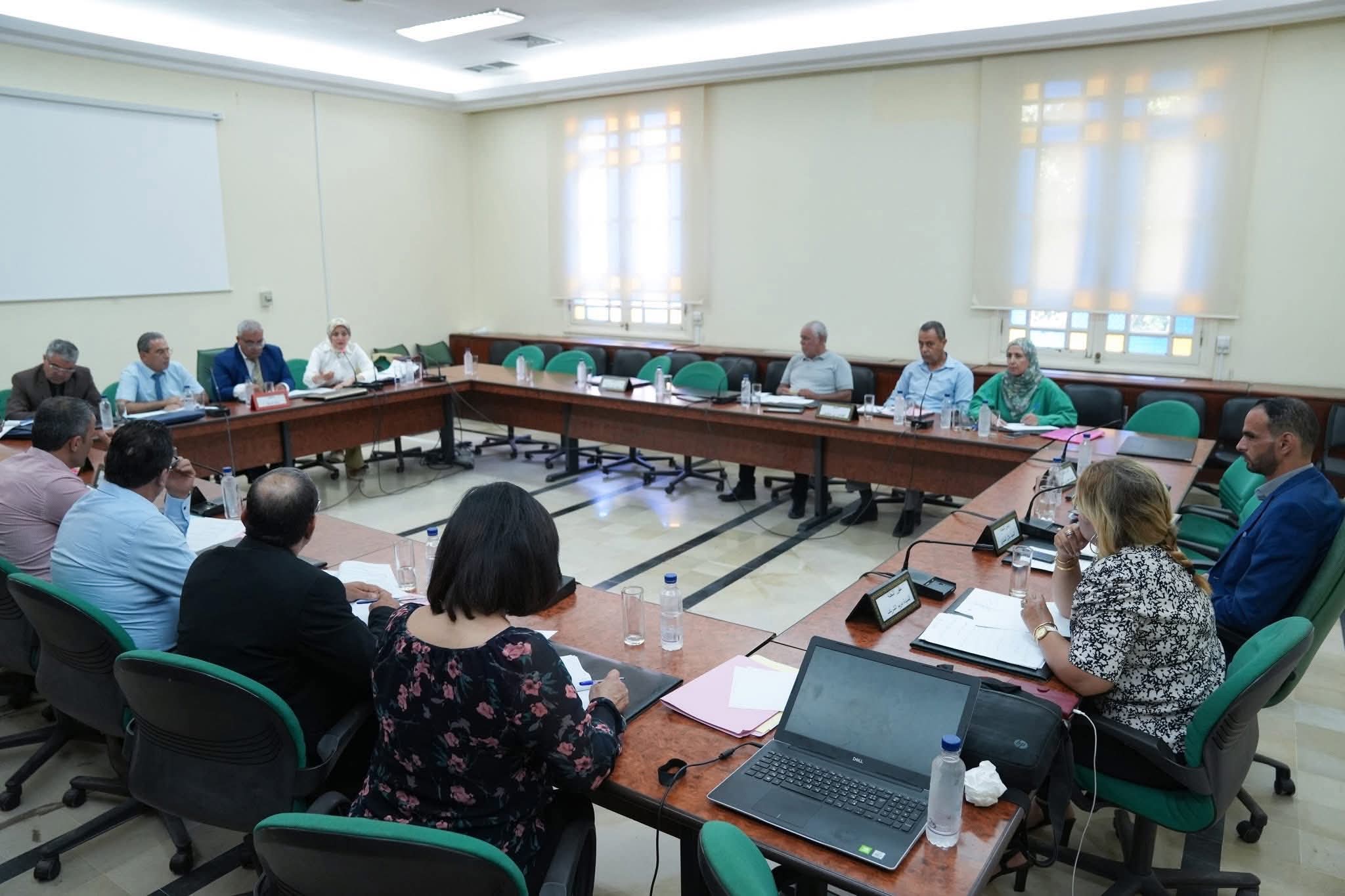 لجنة الفلاحة بالبرلمان تستمع إلى مقترحي قانونين لتسوية وضعية الأراضي الدولية الفلاحية