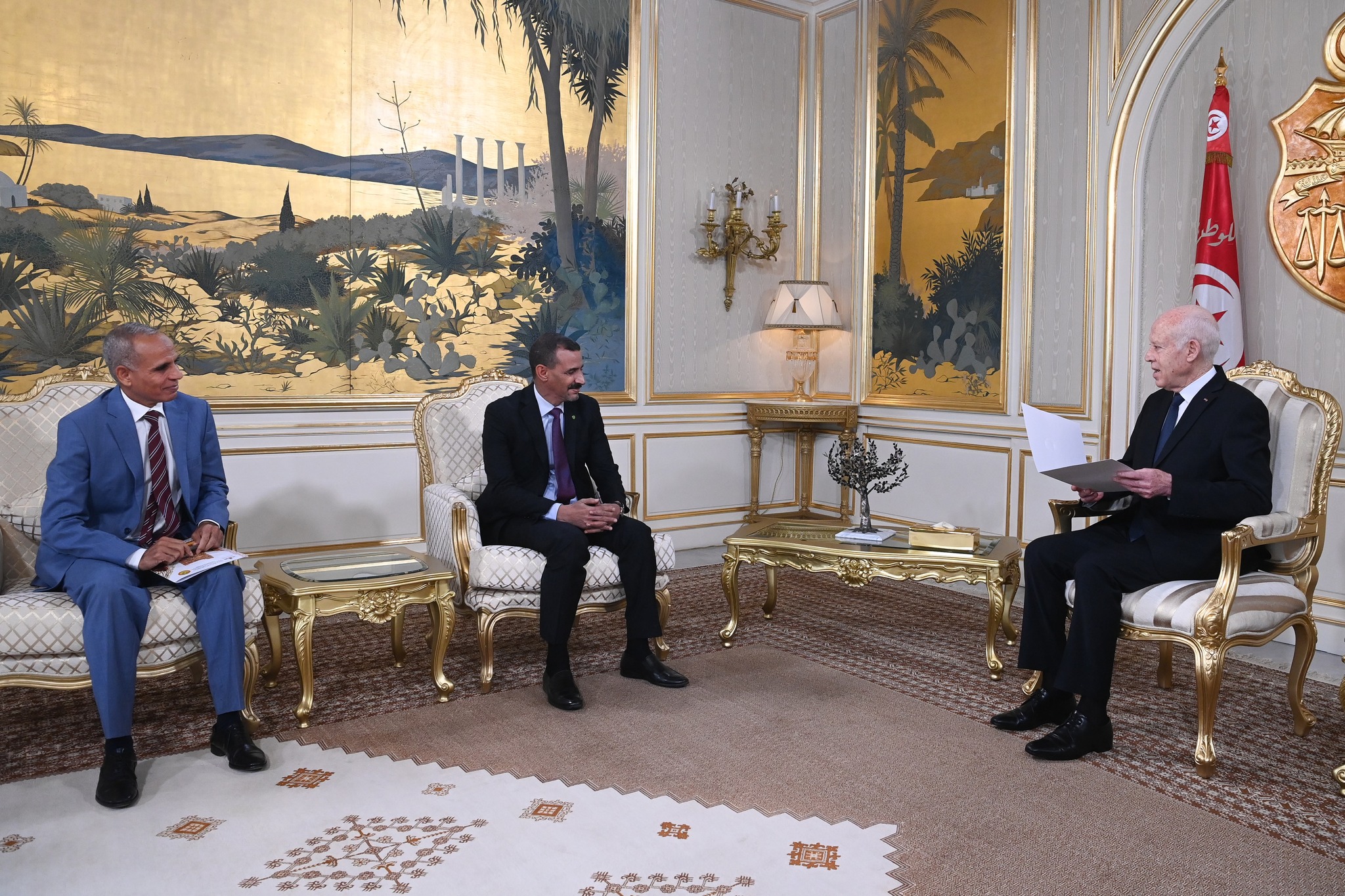 رئيس الجمهورية يتسلّم رسالة خطية من الرئيس الموريتاني (فيديو)