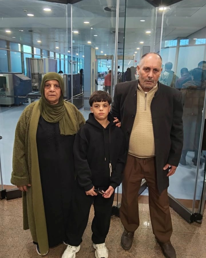 بإذن من رئيس الجمهورية الطفل الفلسطيني إسلام خليل أبو دقة يتوجه من القاهرة إلى تونس للعلاج