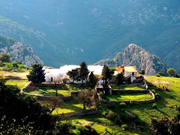 طقس مغيم جزئيا بأغلب الجهات.