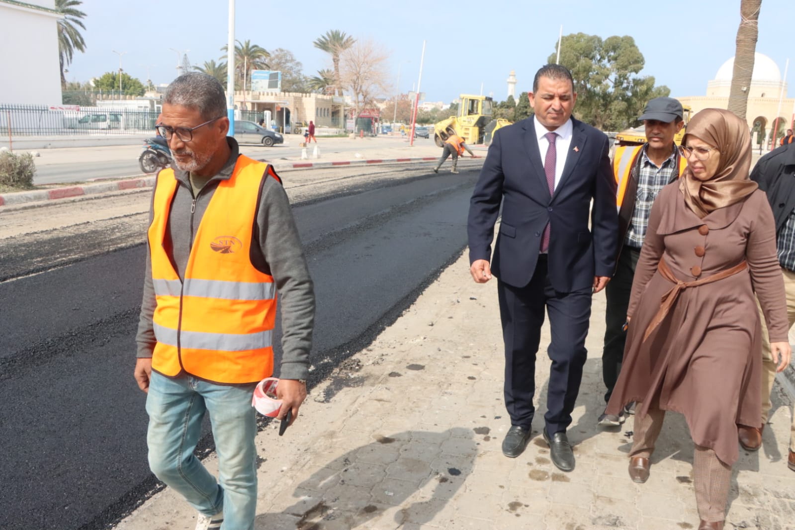 متابعة أشغال مشروع إعادة تعبيد وتهيئة عدد من الطرقات بوسط مدينة المنستير بالخرسانة الإسفلتية