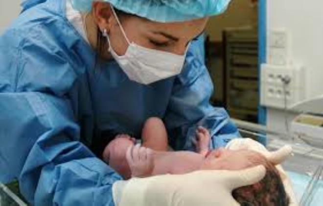 الكنفدرالية التونسية للقابلات تدعو وزارة الصحة إلى المصادقة على المرجع الوطني للمهنة ودليل كفاءات القابلات