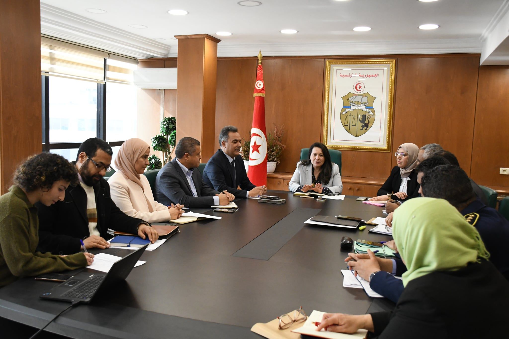 التاكيد خلال جلسة عمل بمقر وزارة الصناعة على دور قطاع النسيج في تحقيق التوازنات الاقتصادية والاجتماعية