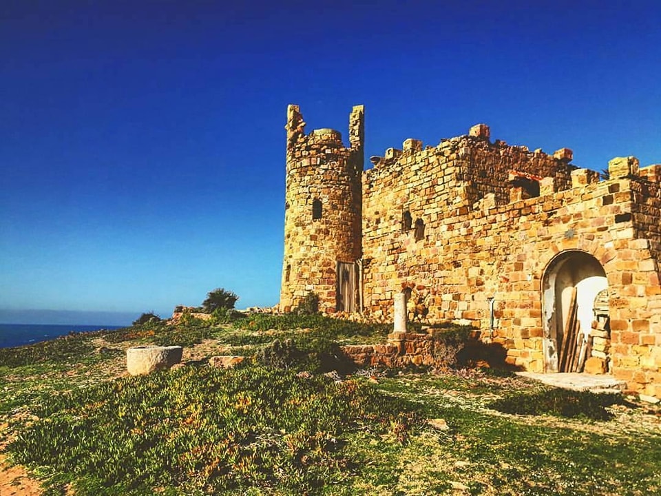 طقس مغيم جزئيا فتدريجيا كثيف السحب بعد الظهر