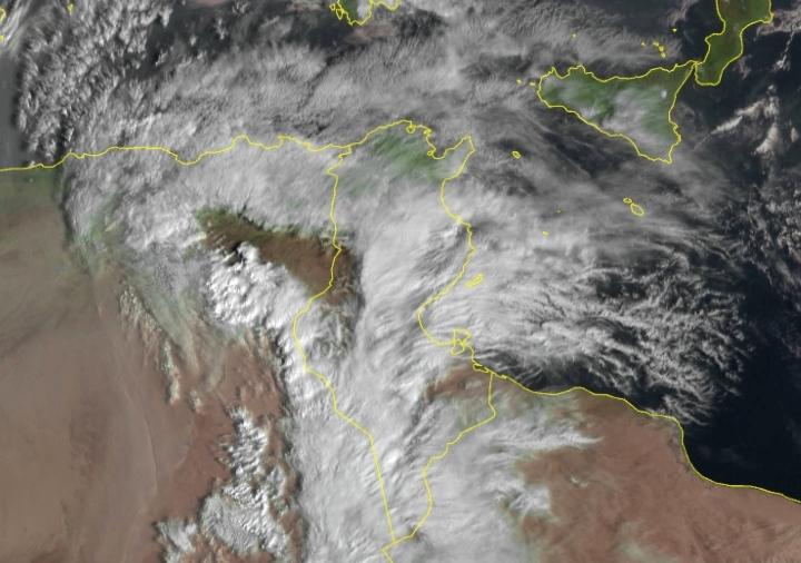 طقس مغيم جزئيا فتدريجيا كثيف السحب بعد الظهر