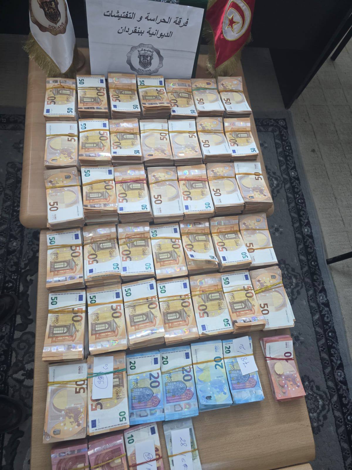مصالح الحرس الديواني ببن قردان تحجز مبالغ من العملة الأجنبية المهربة وكمية من الذهب بقيمة 2.6 مليون دينار