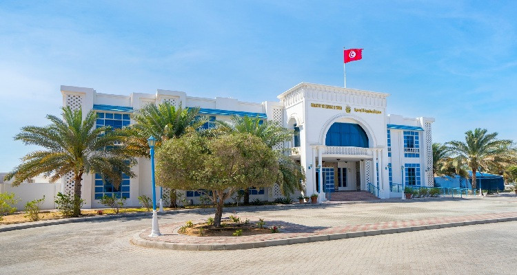 سفارة تونس بأبو ظبي تدعو التونسيين المقيمين غير الحاملين لبطاقات قنصلية سارية المفعول إلى التواصل مع مصالحها.