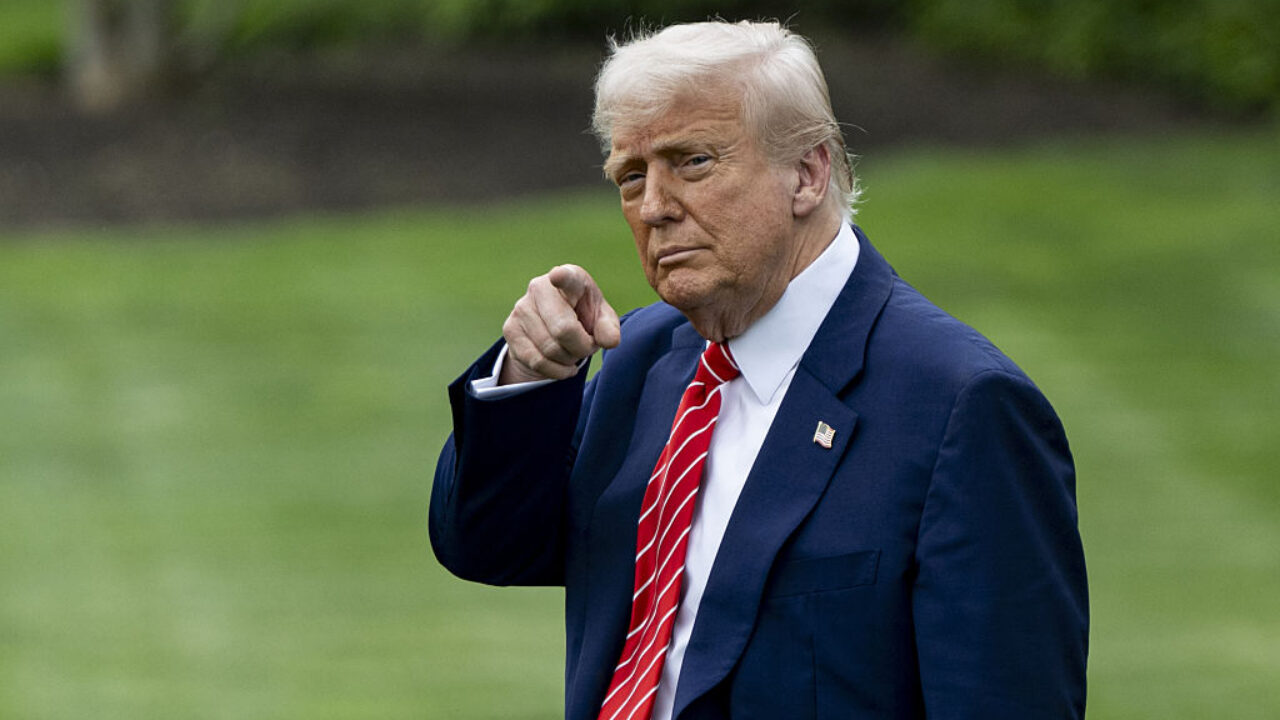 ترامب يهدد بقطع جميع العلاقات التجارية مع إسبانيا