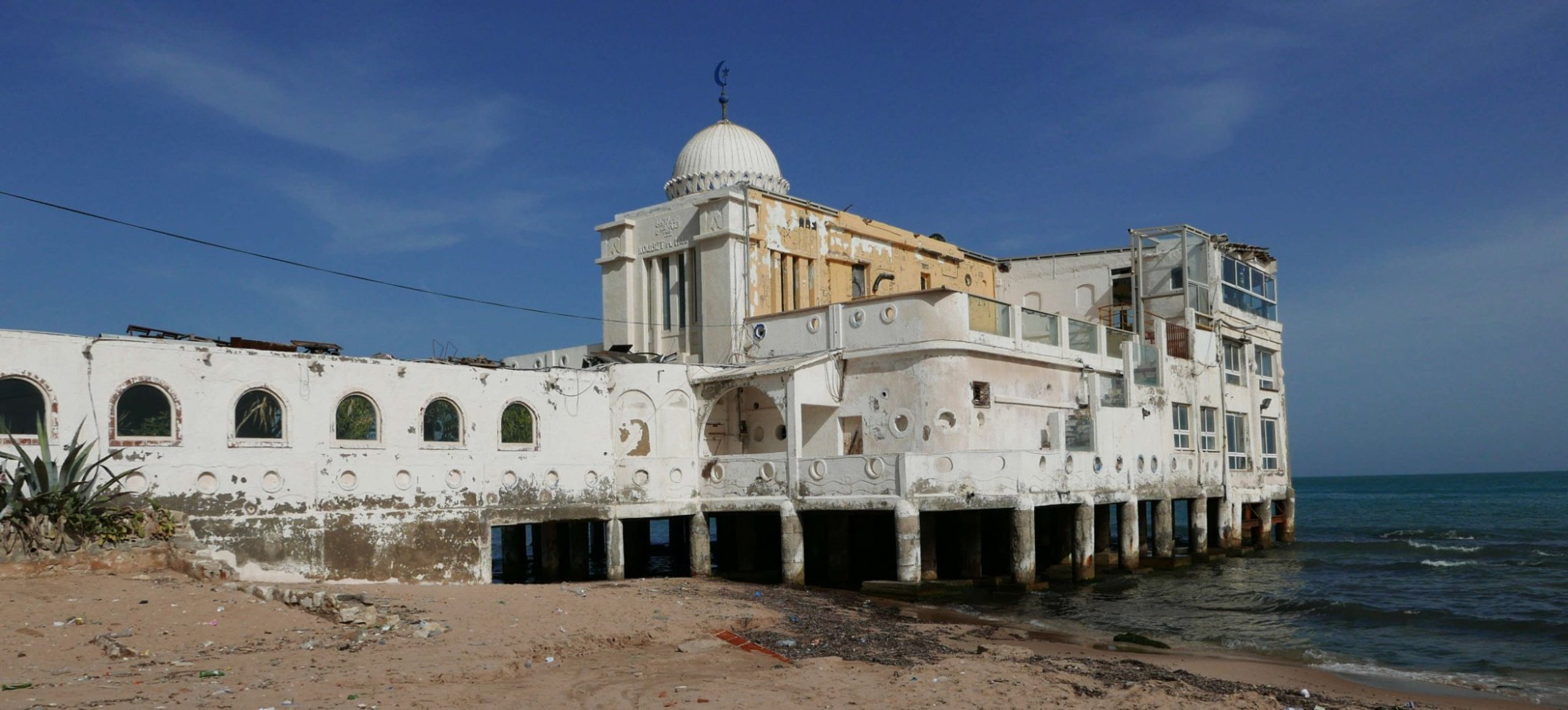 وضعية قبة الهواء بالمرسى وأسوار المؤسسات التربوية بتونس: التأكيد على ضرورة التدخل العاجل وضبط خطة لرفع الخطر