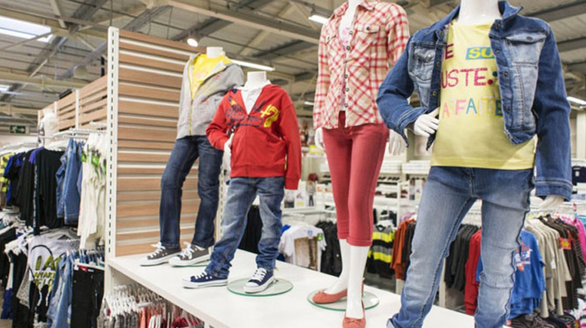 الترخيص للمحلات التجارية والمقاهي للعمل بعد العاشرة ليلا خلال النصف الثاني من شهر رمضان