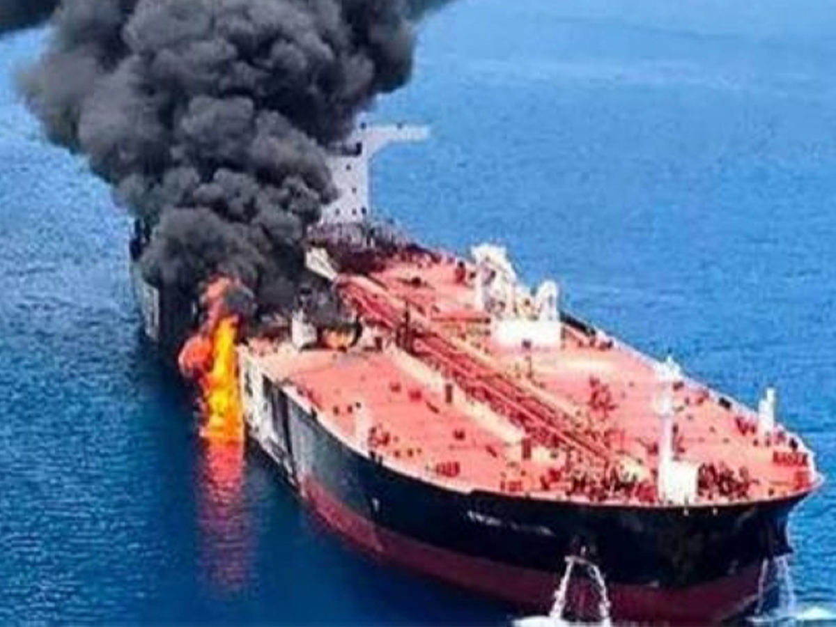 تحمل 62 ألف طن متري من الغاز الطبيعي المسال؛ غرق ناقلة غاز روسية بالقرب من الساحل الليبي بعد انفجارات وحريق.