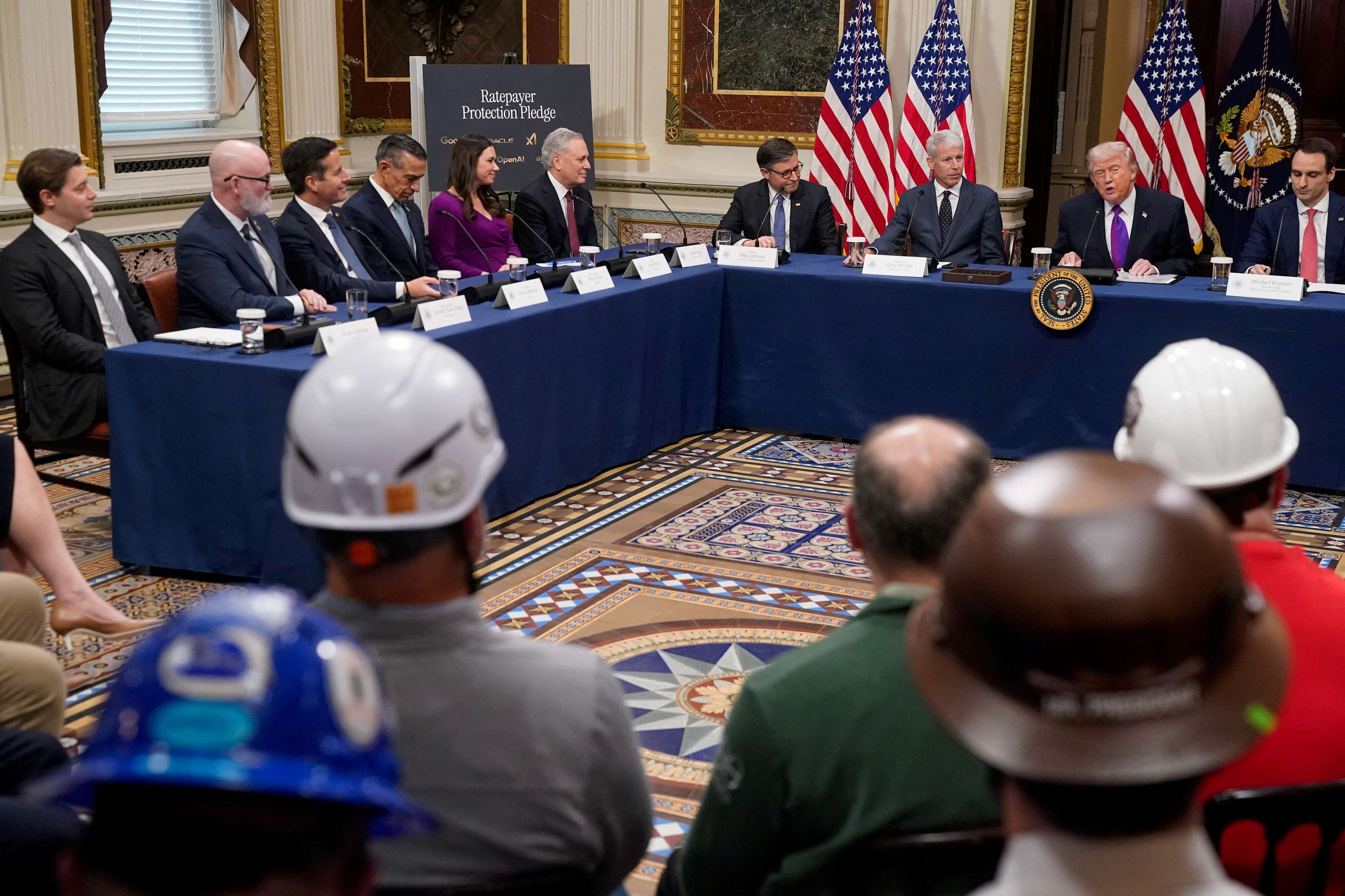 ترامب: النفط بدأ يتدفق من فنزويلا