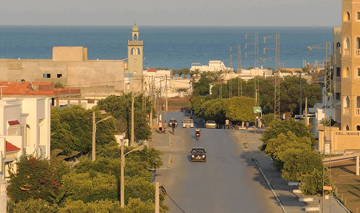 جمعية البيئة بمنزل تميم تدعو إلى التدخل لإزالة رمال الشاطئ من الطرقات والأرصفة