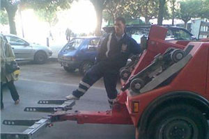 بداية من اليوم: رفع السيارات المخالفة لقواعد الوقوف بشارع الحبيب بورقيبة والأنهج المتفرعة عنه ليلا.