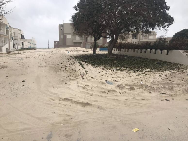 نابل: جمعية البيئة بمنزل تميم تدعو الى التدخل لإزالة رمال الشاطئ من الطرقات والارصفة.