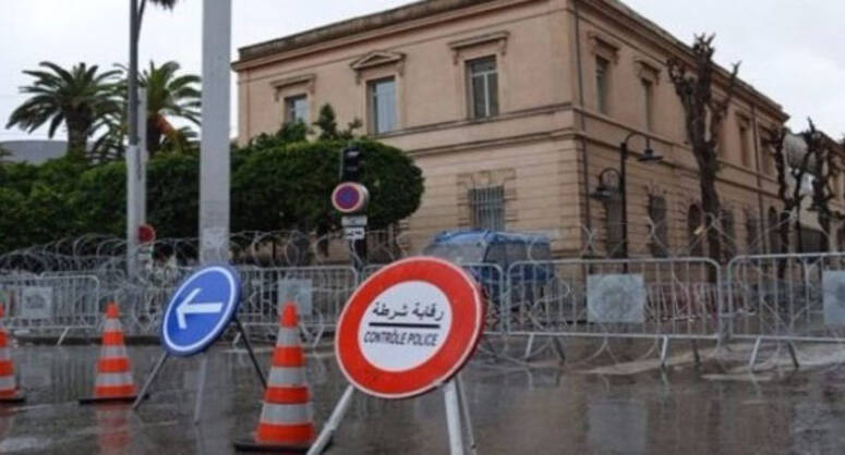 وزارة الداخلية توضح بشأن الحواجز المحيطة بمقر سفارتي فرنسا والسعودية وتمثال إبن خلدون