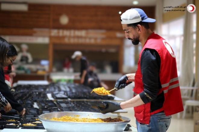 بن عروس: الهيئة المحلية للهلال الأحمر ببومهل تواصل جهودها اليومية في تأمين وجبات إفطار لحوالي 300 شخص