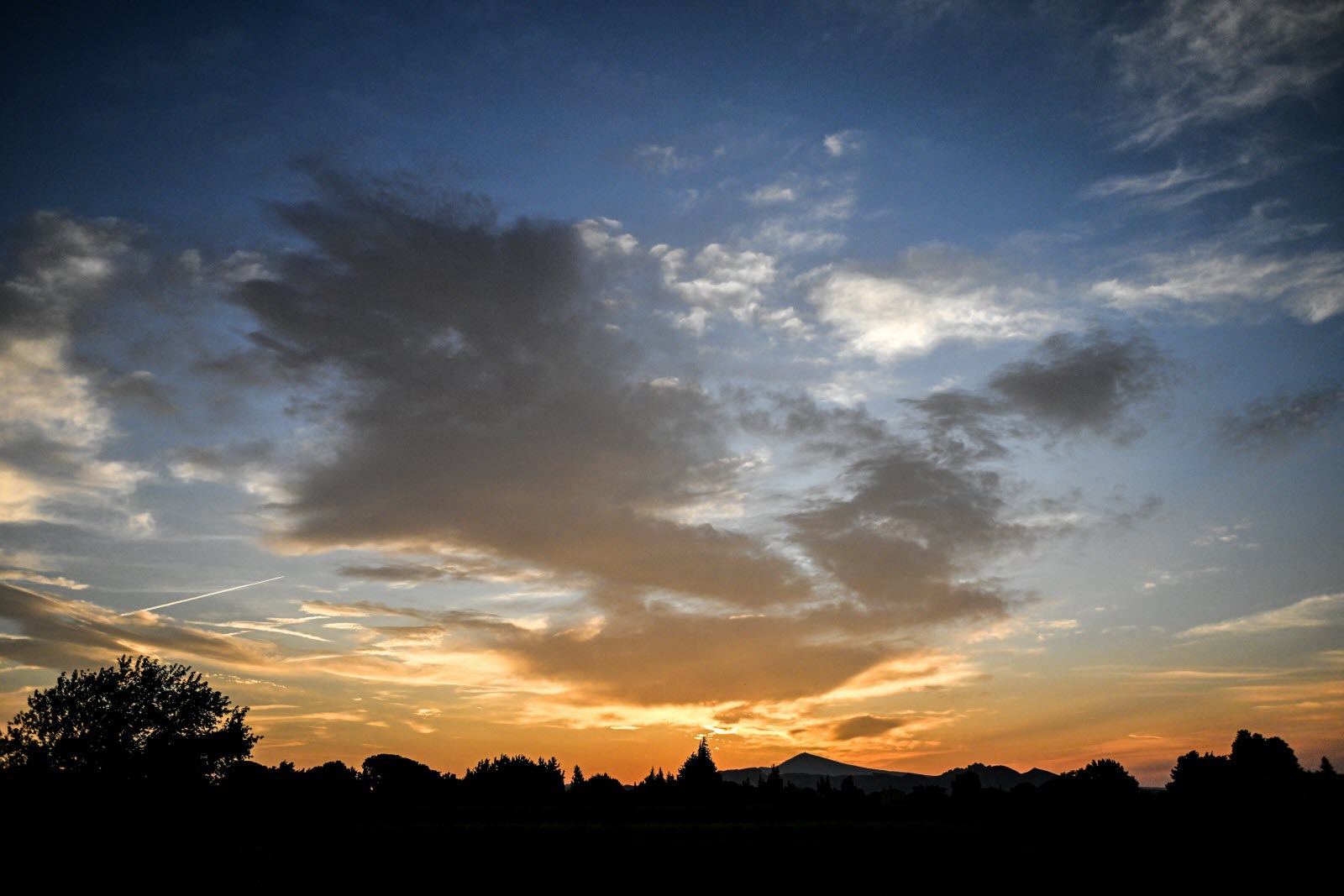 الليلة...سماء أحيانا كثيفة السحب 