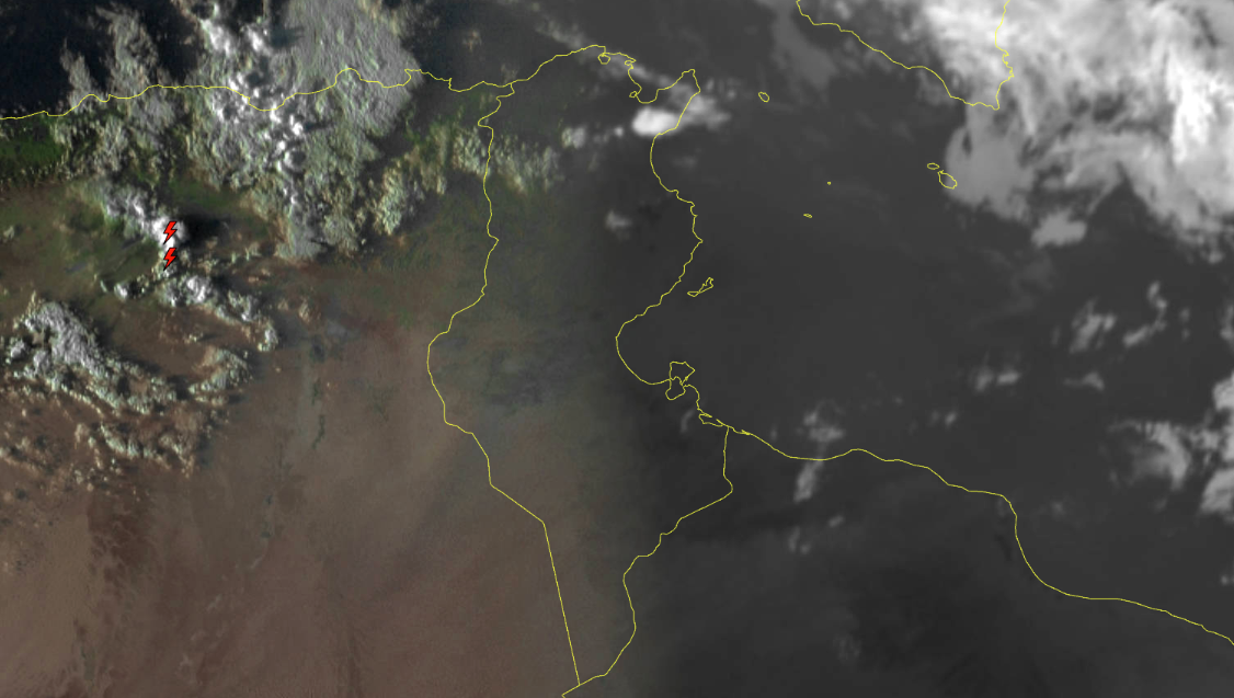 سماء أحيانا كثيفة السحب ليل الجمعة