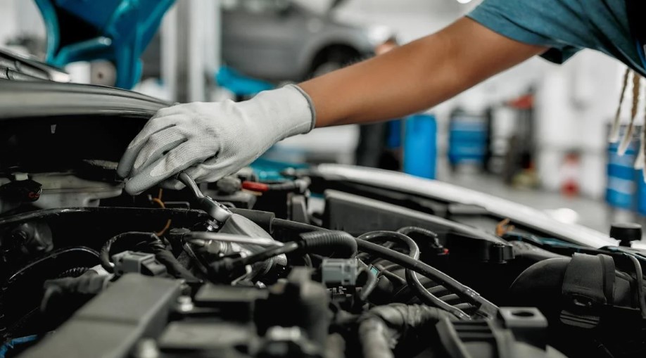 وزير التشغيل : إحداث اختصاصات تكوينية جديدة في مجال ميكانيك السيارات الكهربائية والهجينة