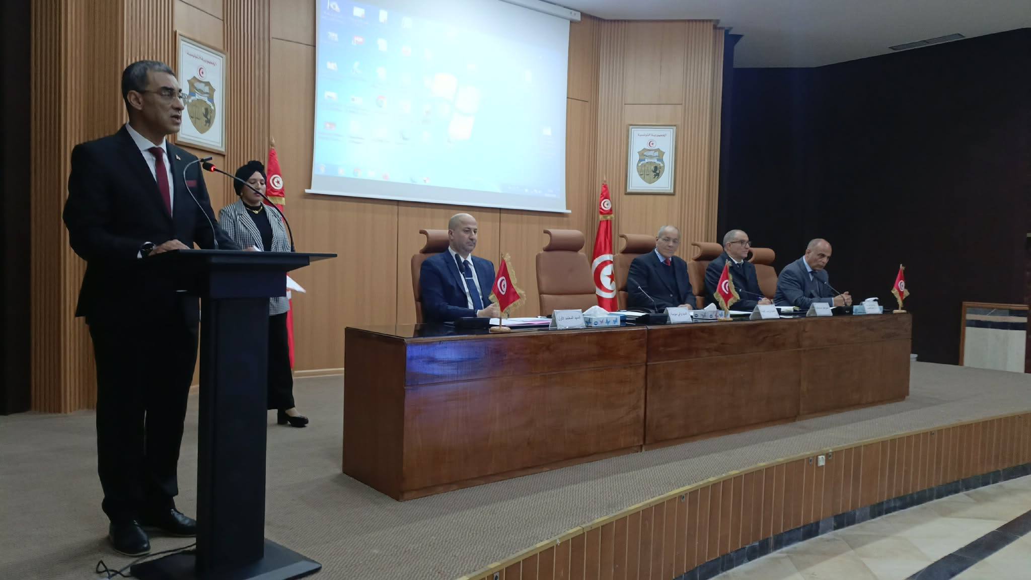 وزير البيئة يشرف بسوسة على جلسة عمل حول الوضع البيئي بالجهة. 