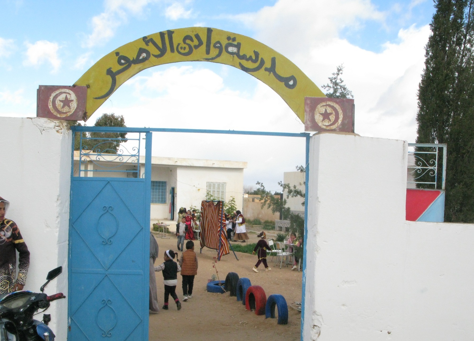  يوم تنشيطي توعوي بمحيط المدراس الابتدائية بالجهات موجه للاولياء والتلاميذ حول سبل التعامل مع الضغط النفسي وكيفية التوقي من السلوكات المحفوفة بالمخاطر