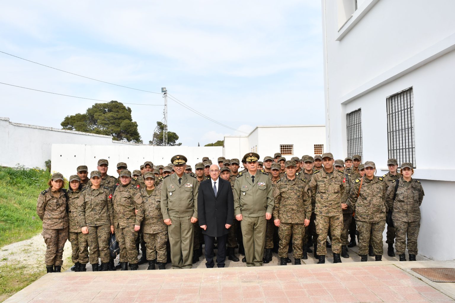 وزير الدفاع الوطني يؤدي زيارة ميدانية إلى القاعدة العسكرية بسيدي يحيى