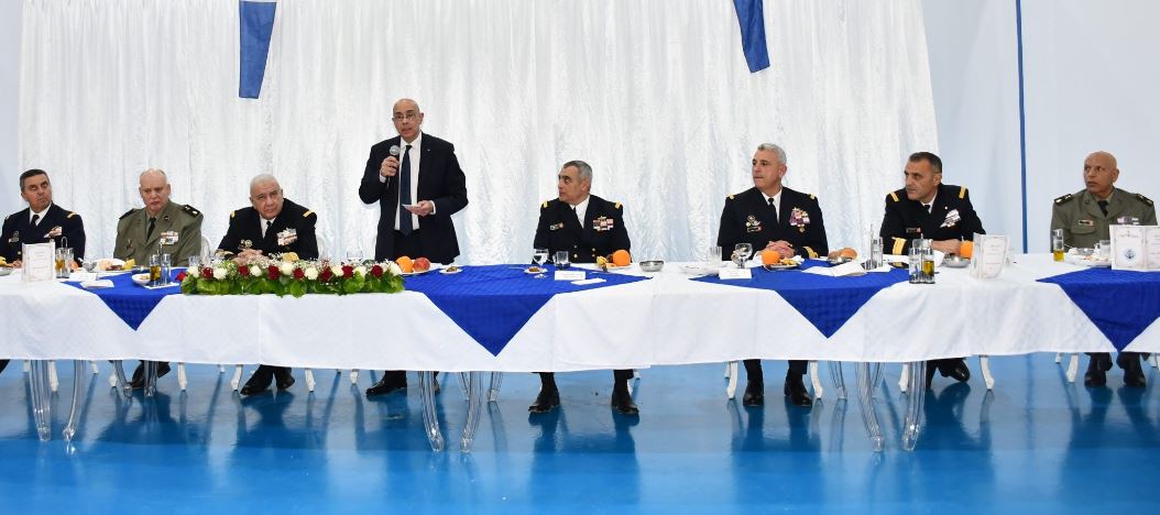 وزير الدفاع  يؤدي زيارة إلى القاعدة البحرية الرئيسية بقليبية