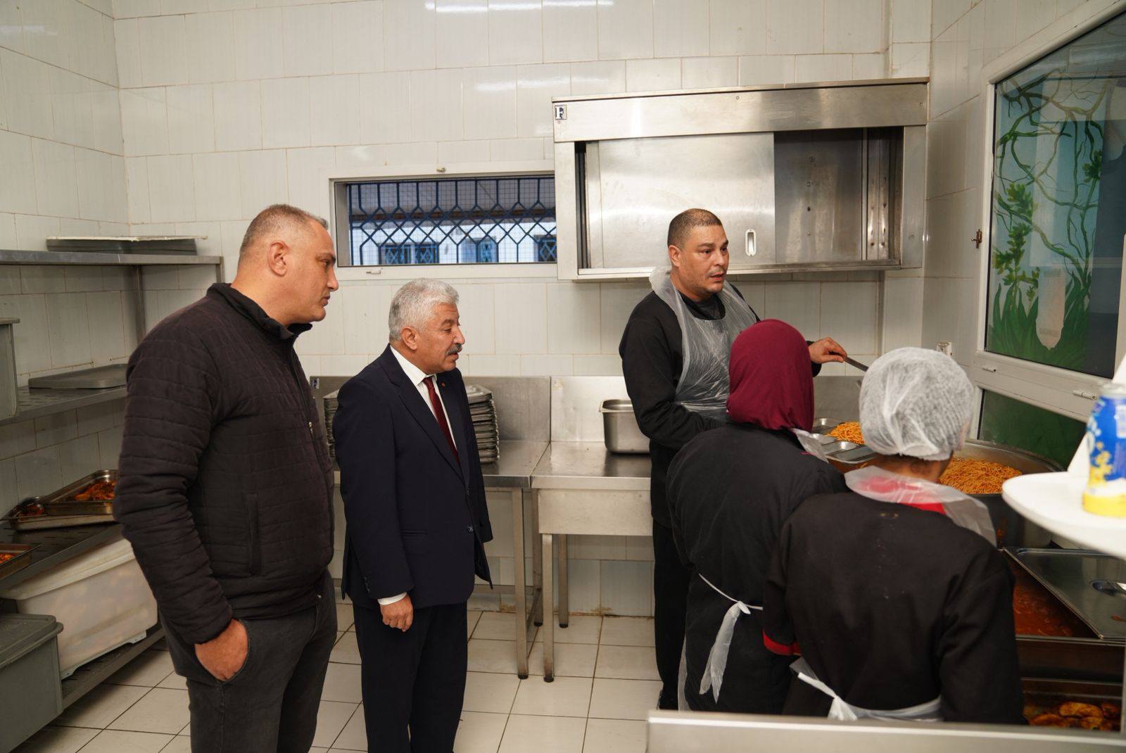 وزير التشغيل يؤدي زيارة للوحدة الجهوية للمبيت والمطعم بأريانة