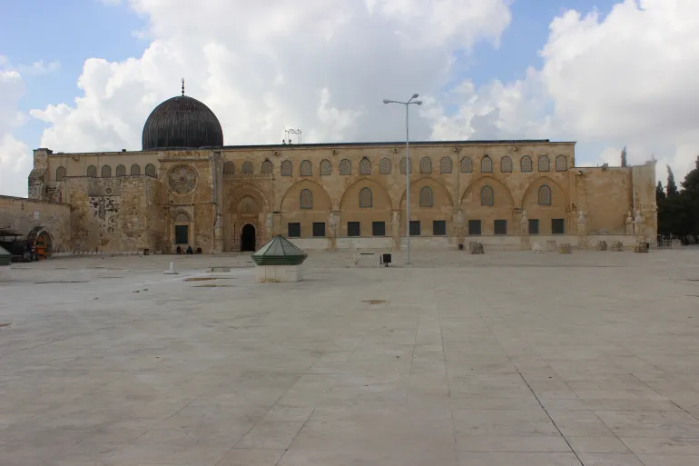 مئات الفلسطينيين يؤدون صلاة الجمعة بمحيط الأقصى مع استمرار الاحتلال إغلاق المسجد