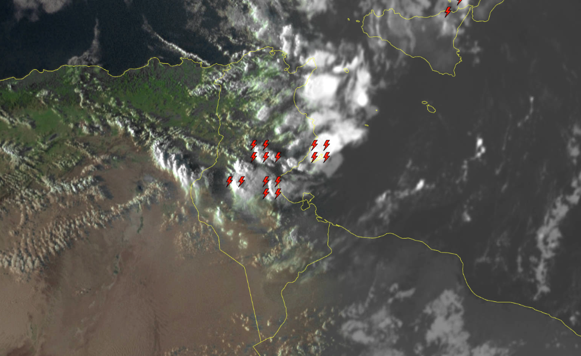 ظهور سحب عابرة على أغلب الجهات مع توقع نزول أمطار متفرقة ومؤقتا رعدية بأماكن محدودة الليلة