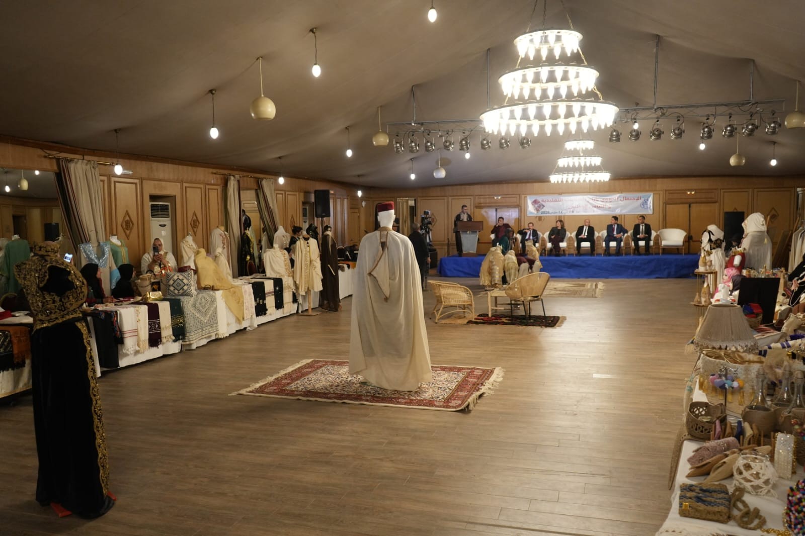 إفتتاح معرض الصناعات التقليدية واللباس الوطني 