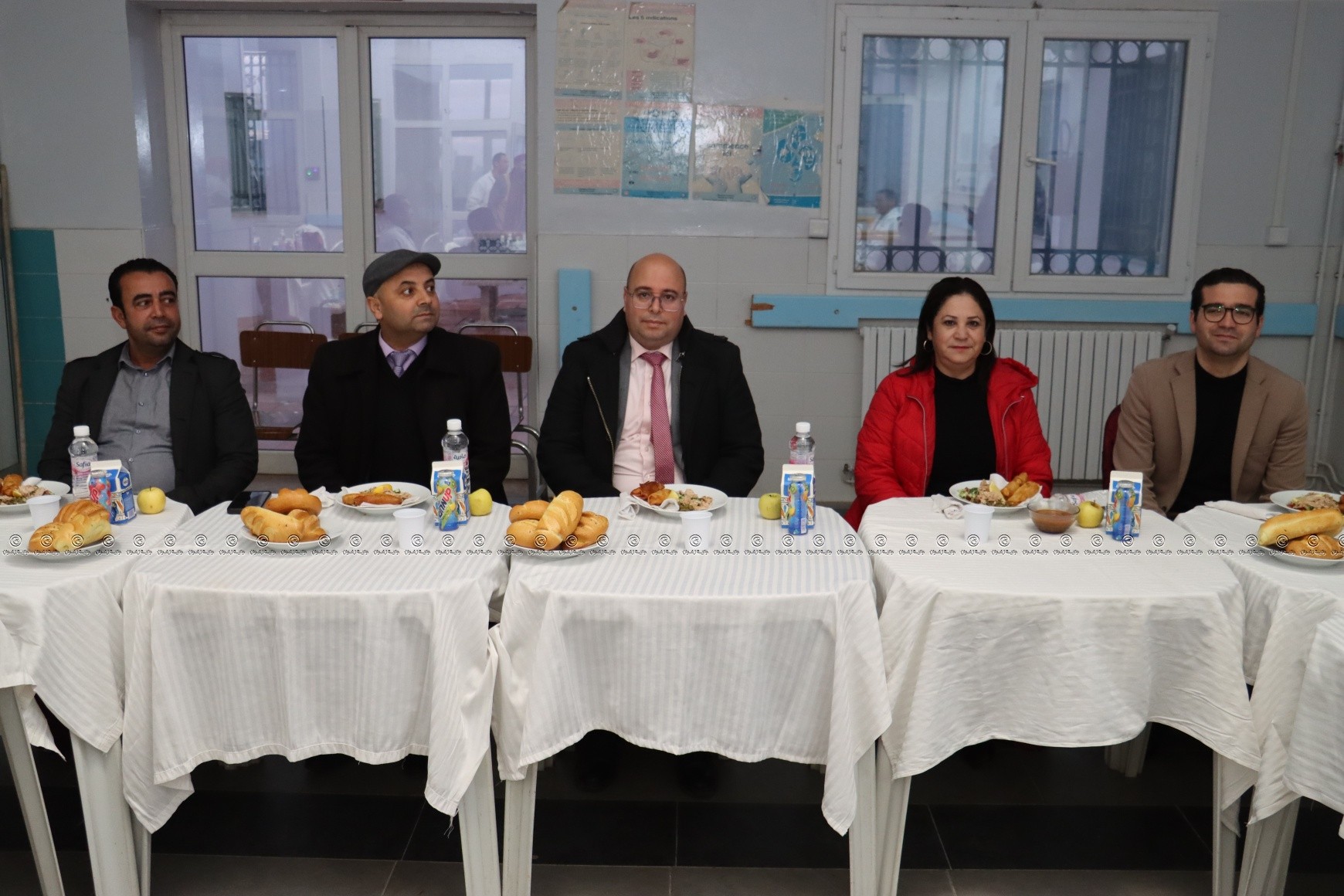 تقديرا لجهد الاطار الطبي و شبه الطبي، والي الجهة يحضر وجبة افطار بالمستشفى الجهوي بزغوان