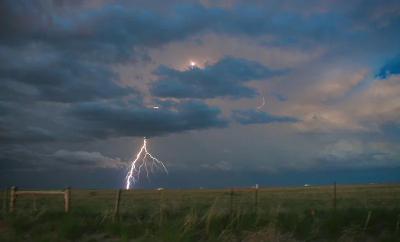 أمطار رعدية وأحيانا غزيرة مع انخفاض ملموس في الحرارة بأغلب الجهات حتى الاثنين-نشرة متابعة-