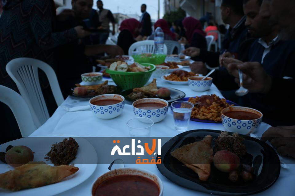 مائدة افطار بوسط مدينة السند من ولاية قفصة تقدم وجبات افطار يومية لفائدة ضعاف الحال وعابري السبيل وتجسد روح التضامن والتكافل بين ابناء المنطقة