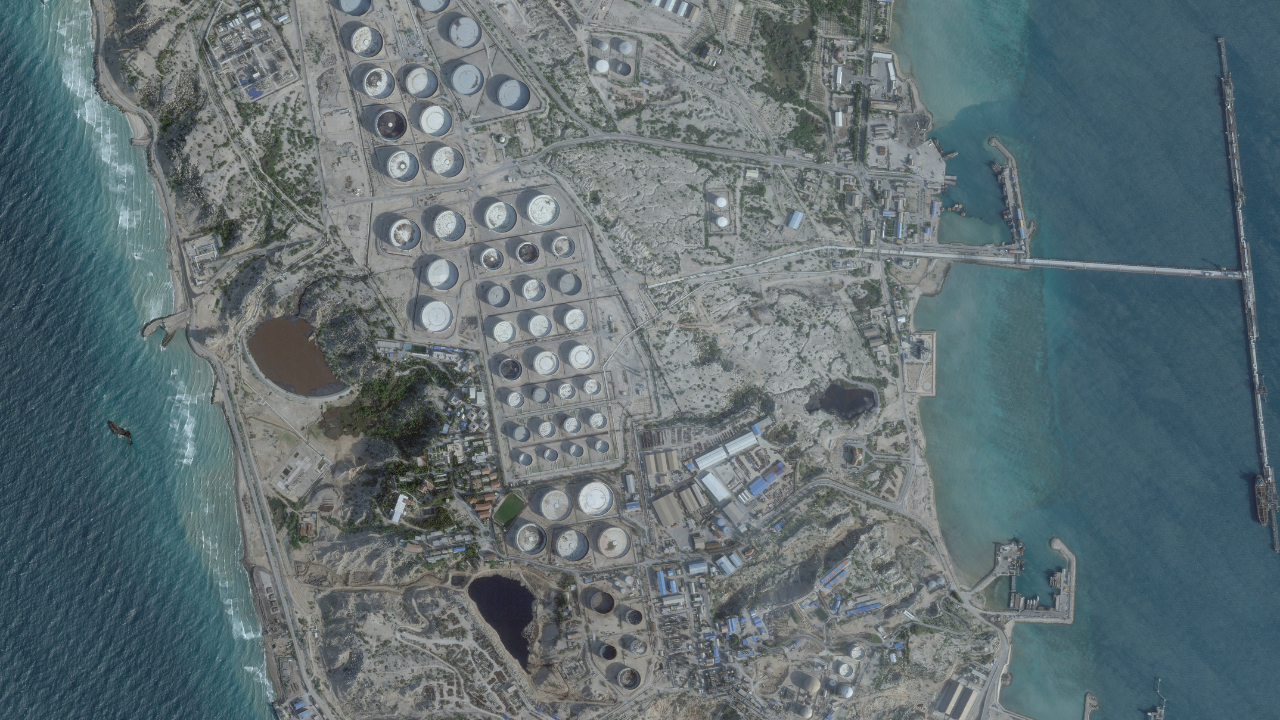 الجيش الأمريكي يقصف أكثر من 90 هدفا عسكريا في جزيرة خرج النفطية الإيرانية