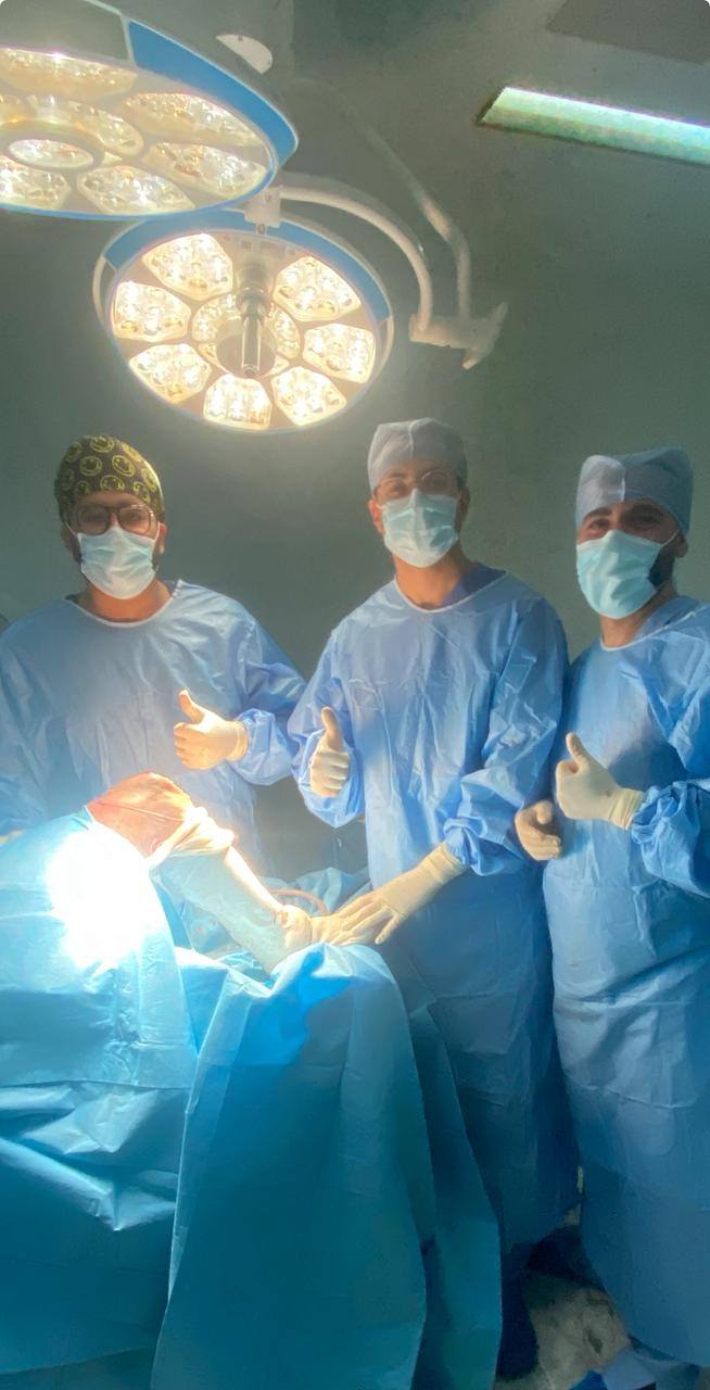 كفاءات الجهات تتألق: أول عملية زرع مفصل ركبة كامل بالمستشفى الجهوي بجندوبة