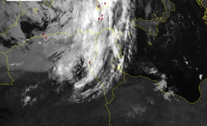 أمطار متفرقة ومؤقتا رعدية بالمناطق الغربية للشمال والوسط ثم تشمل تدريجيا بقية الجهات ليل السبت