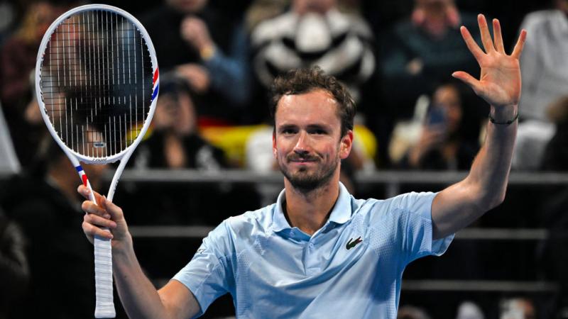 ميدفيديف يهزم ألكاراز ويواجه سينر في نهائي إنديان ويلز