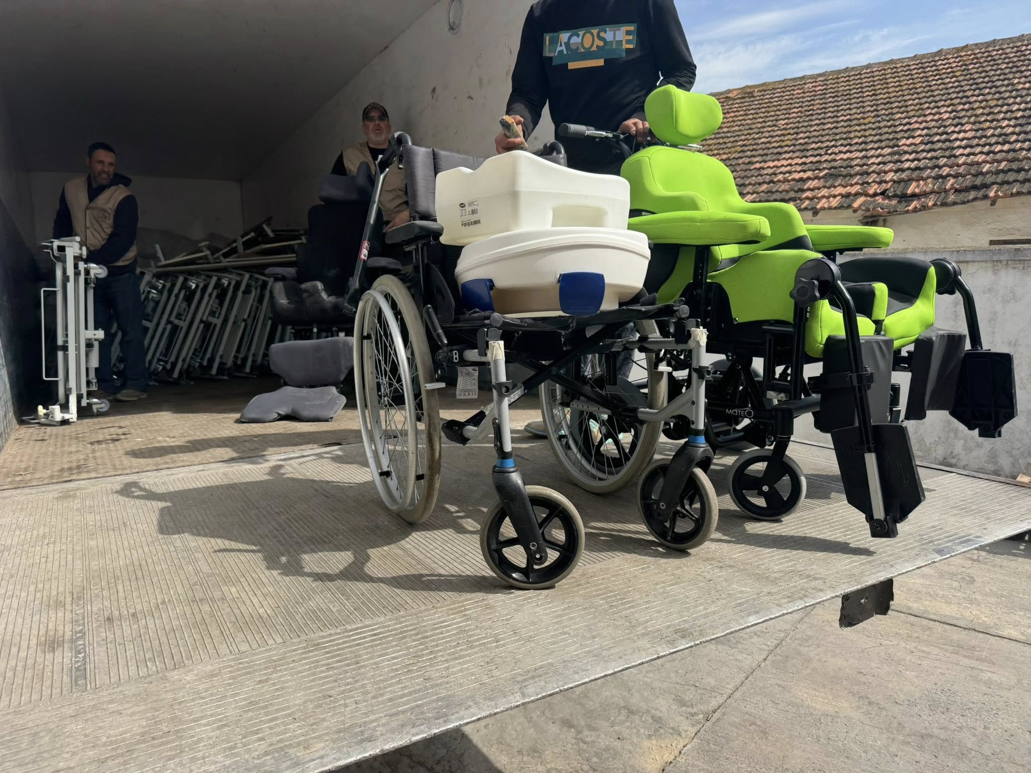 مستشفى منزل بورقيبة يتسلّم دفعة أولى من تجهيزات طبية في إطار هبة من جمعية "القلب على اليد" بفرنسا