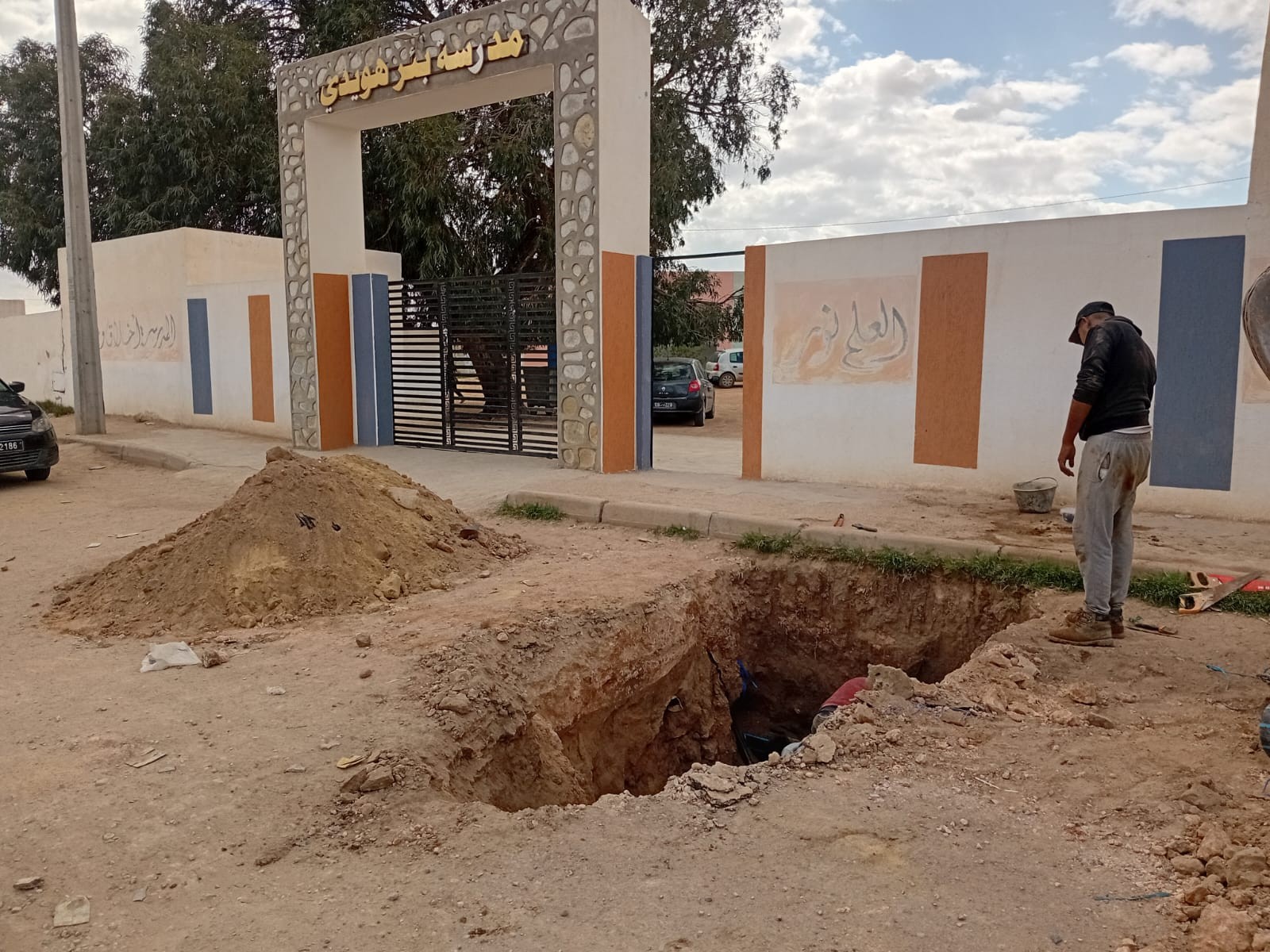 ربط المدرسة الابتدائية بئر هويدي بالماء الصالح للشراب 